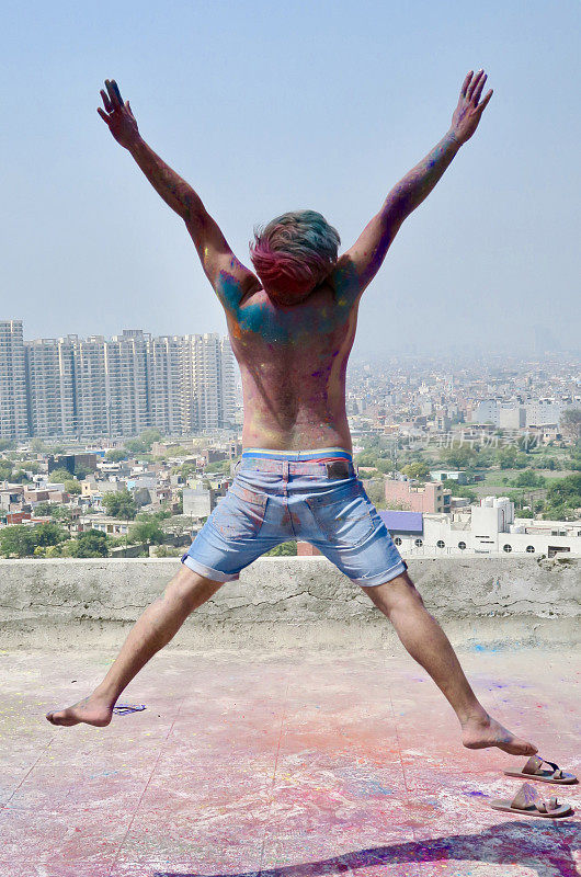 印度教印度人在胡里节的颜色覆盖在油漆粉gulal rang，明星跳健身照片在德里，印度穿着牛仔短裤